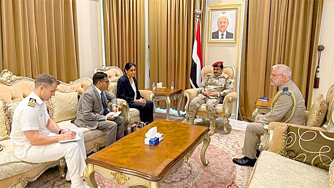 وزير الدفاع يبحث مع السفيرة البريطانية مستجدات الأوضاع الأمنية والعسكرية